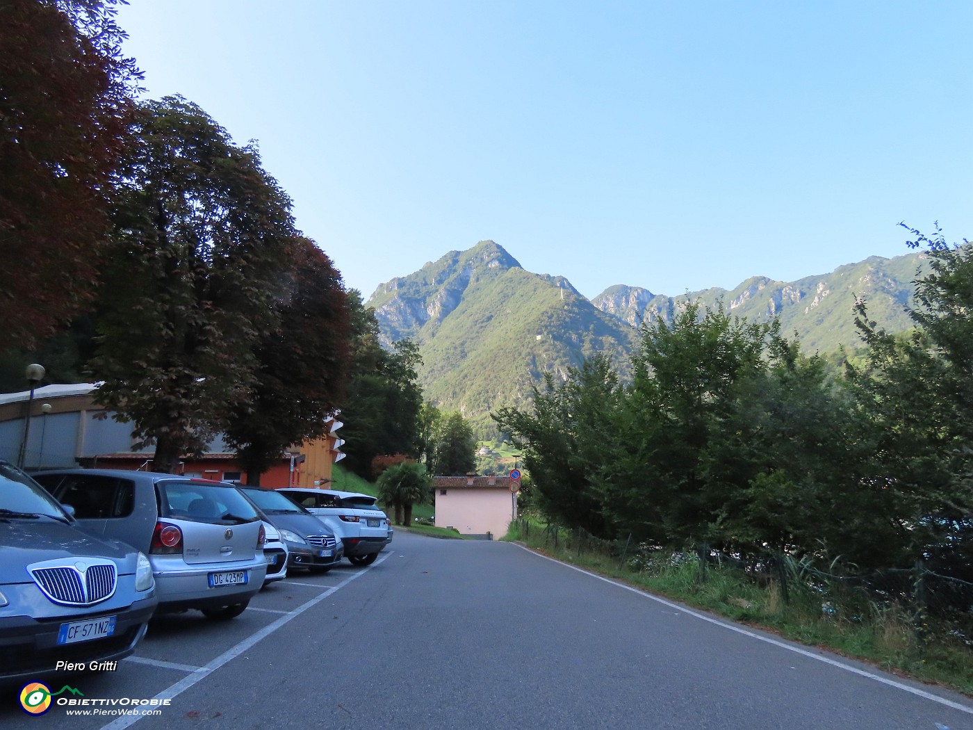 10 Parcheggio l'auto qui all'ombra con vista sul Monte Zucco .JPG